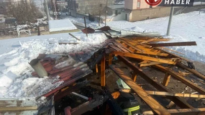 Diyarbakır'da Okulda Sobadan Çıkan Kıvılcım Çatıda Yangın Çıkardı