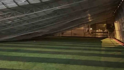 Antalya'da Fırtına ve Hortum Felaketi: Halı Sahanın Çatısı Çöktü