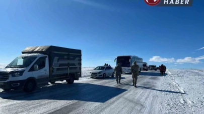 Kars-Ardahan Karayolunda Yoğun Buzlanma Sebebiyle Araçlar Mahsur Kaldı