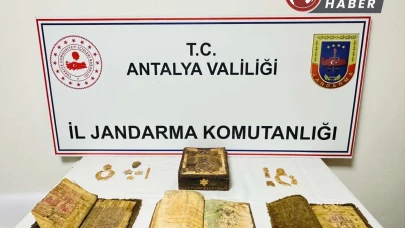 Antalya'da Durdurulan Araçtan 3 Tarihi Kitap ve 18 Tarihi Eser Çıktı