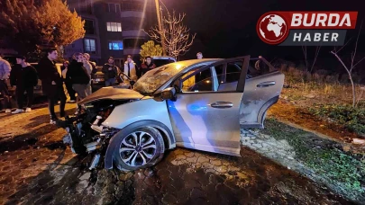 Bursa'da İki Otomobil Kafa Kafaya Çarpıştı, 3 Kişi Ağır Yaralandı