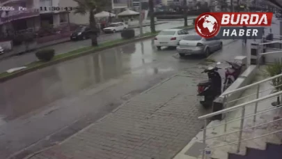 Otomobil Park Halindeki Araçlara Çarptı: 1'i Ağır 6 Yaralı