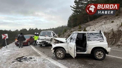 Havran'da Buzlanan Yolda Arazi Aracı ile Kamyonet Çarpıştı: 2 Yaralı