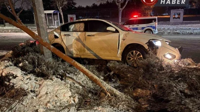 Kayseri'de Alkollü Sürücü Kaza Yaptı: Önce Ağaca Sonra Direğe Çarptı