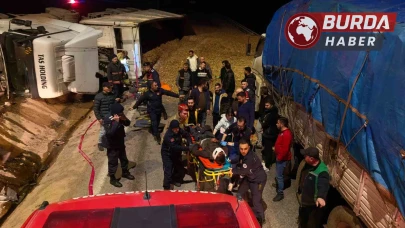 Bursa'da Talaş Yüklü Tır Devrildi: Genç Sürücü Hayatını Kaybetti