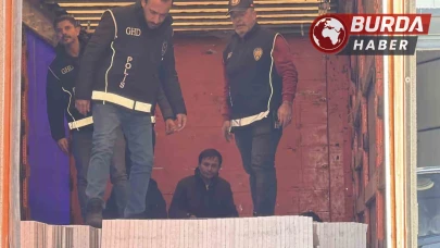 Tokat'da Mermer Yüklü Tırda Gizlenen 4 Kaçak Göçmen Yakalandı