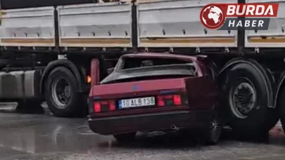 Akaryakıt İstasyonu Çıkışında Tıra Çarpan Otomobil Hurdaya Döndü