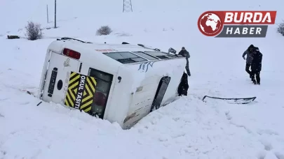 Sivas'ta Öğrenci Servisi Devrildi, Sürücü ve 13 Öğrenci Yaralandı