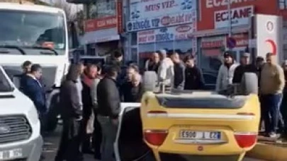 Beton mikseri ile çarpışan taksi ters döndü: 1 yaralı