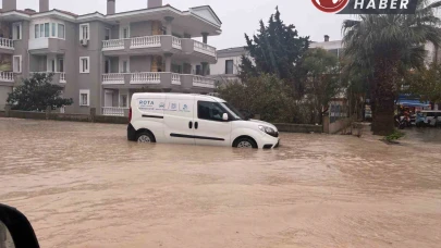 Çeşme'de Şiddetli Yağışlar Cadde ve Sokakları Dereye Çevirdi
