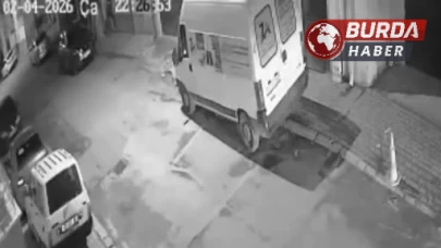 Ehliyetsiz 17 Yaşındaki Sürücü Park Halindeki Araça Çarptı