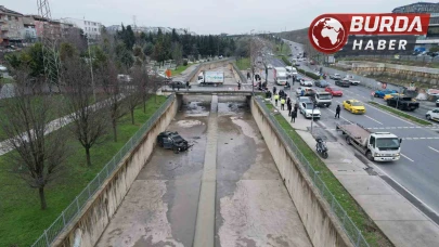 Küçükçekmece'de Ters Yönden Dönen Araç Dereye Uçtu