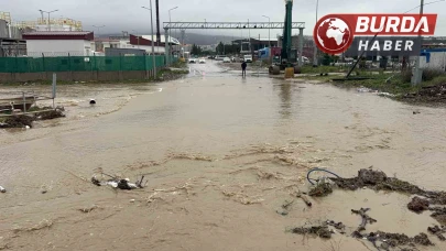 Çanakkale'de Kepez Çayı Taştı, Yollar Trafiğe Kapatıldı