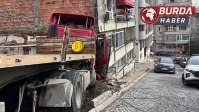 Beşiktaş'ta Park Halindeki Tır Yokuş Aşağı Kaydı, Binaya Çarptı