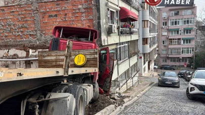 Beşiktaş'ta Park Halindeki Tır Yokuş Aşağı Kaydı, Binaya Çarptı