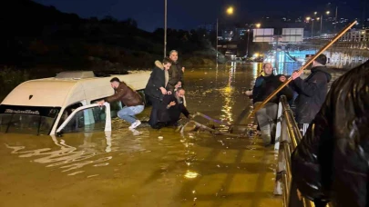 Kuşadası'nda Sel Sularına Gömülen Minibüsteki Yolcular Kurtarıldı