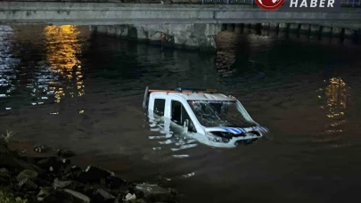 İstanbul'da İBB'ye Ait Zabıta Aracı Denize Düştü