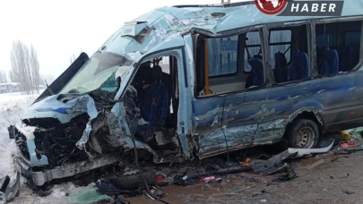 Hakkari'de Trafik Kazasında Belediye Otobüsü ile Minibüs Çarpıştı