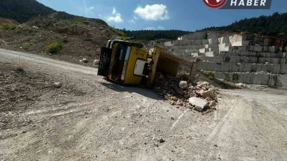 Bilecik’te taş yüklü kamyon devrildi: 2 kişi yaralandı
