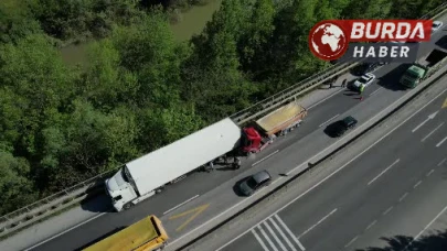 D-650’de iki tır çarpıştı, uzun araç kuyrukları oluştu