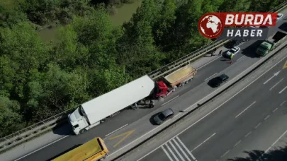 D-650’de iki tır çarpıştı, uzun araç kuyrukları oluştu