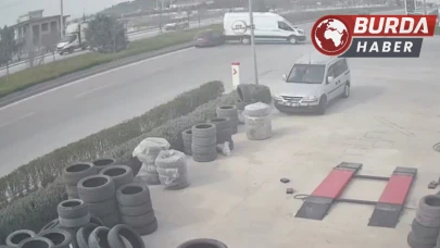 Sürücüsüz minibüs seyir halindeki araçların arasına daldı