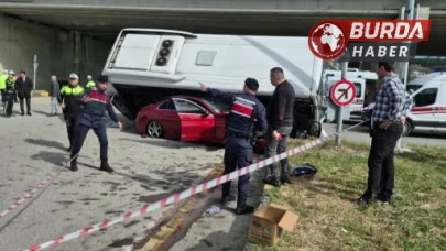 Bartın’da kaza: Öğrencileri taşıyan otobüs otomobilin üzerine devrildi