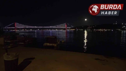 İstanbul Boğazı’nda yakamoz eşliğinde büyüleyici gece manzarası