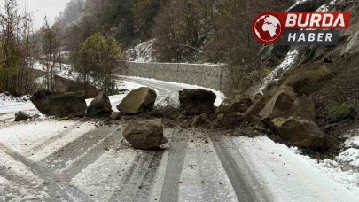 Sinop’ta  grup yolu heyelan nedeniyle ulaşıma kapandı
