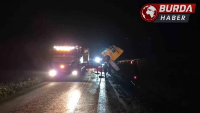 Devrilen tır Bilecik'te trafiği olumsuz etkiledi
