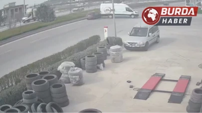 Sürücüsüz minibüs seyir halindeki araçların arasına daldı