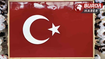 Geleneksel yöntemlerle hazırlanan dev Türk bayrağı dikkat çekti