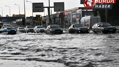 Sağanak Ankara'da yolları göle çevirdi