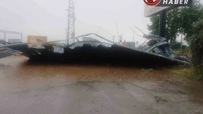 Aydın’da sağanak ve fırtına etkili oldu: Çatılar uçtu