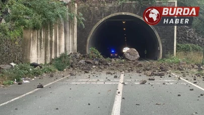 Artvin’de Sarp Sınır Kapısı yolunda heyelan meydana geldi