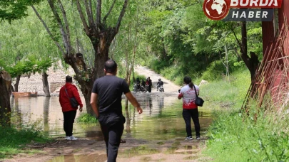 Keban Barajı kapaklarını açılınca işyeri bahçeleri sular altında kaldı