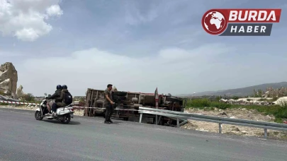 Kontrolden çıkan kamyon yol kenarına devrildi: 2 kişi yaralandı
