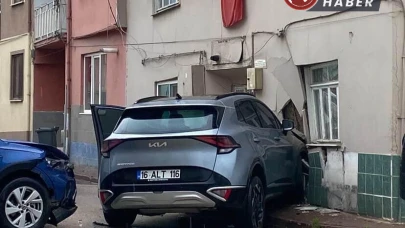 Bursa'da otomobil ile çarpışan cip eve girdi