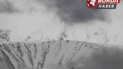 Ağrı Dağı’na mayıs ayında kar yağdı