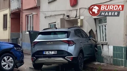 Bursa'da otomobil ile çarpışan cip eve girdi