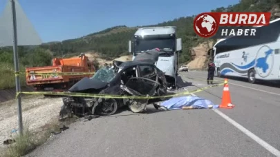 Mermer yüklü tırla çarpışan otomobildeki çift hayatını kaybetti