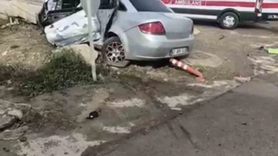 İzmit’te otomobil ile belediye otobüsü çarpıştı: 3 kişi yaralandı