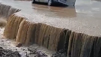 Tokat’ta Kelkit Çayı taştı, çöken yolda araç mahsur kaldı