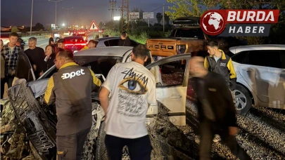 Kontrolden çıkan otomobil park halindeki araçları hurdaya çevirdi