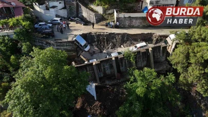 Hatay'da aşırı yağışla birlikte çöken yol 5 aracı yuttu