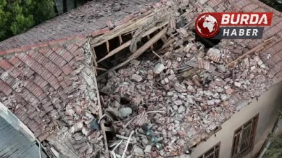 Eskişehir'de yıldırımın düştüğü minare yıkıldı