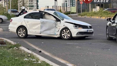 Şehir içi minibüs ile otomobil çarpıştı: 5 kişi yaralandı