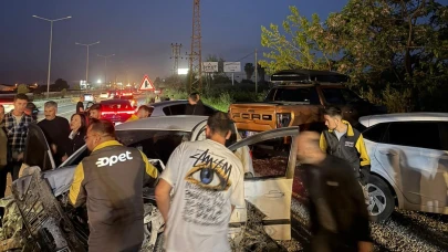 Kontrolden çıkan otomobil park halindeki araçları hurdaya çevirdi