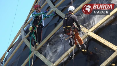 Endüstriyel dağcılar dev çay bardağını temizledi