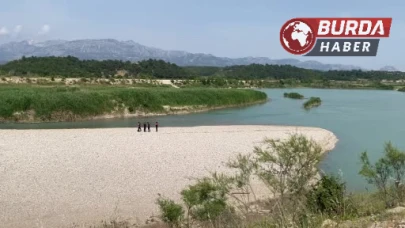 Aksu Çayı’na giren 3 gençten biri akıntıya kapılarak kayboldu